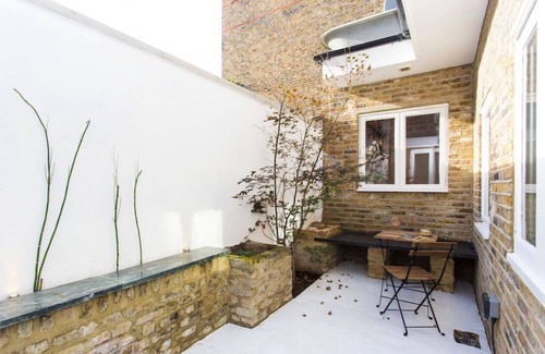 Queen's Park Apartment | Quiet Queen's Park Courtyard Flat