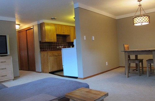 Wallingford Apartment | Quiet residential Wallingford Neighborhood Central