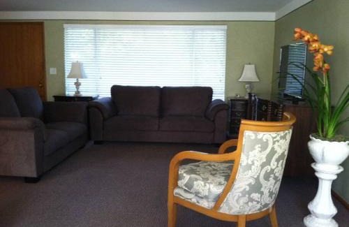 Wallingford Apartment | Quiet Residential Wallingford w/PARKING