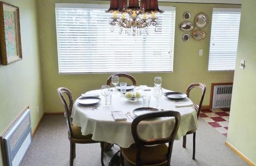 Wallingford Apartment | Quiet Residential Wallingford w/PARKING