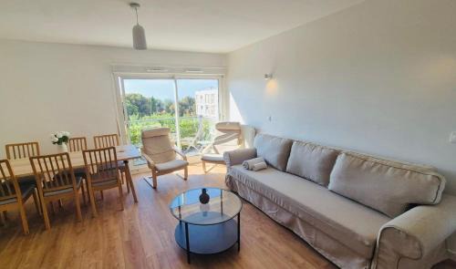 Le Mourillon Apartment | Quiet, sea view terrace, parking, air conditioning, beach, x6