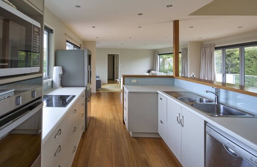 Kaiteriteri House | Quiet, secluded, relaxing and private with bush track to beach!