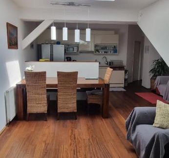 Penzing Apartment | Quiet, spacious and family-friendly top-floor apartment, 100m2, 2 bedrooms, garden view