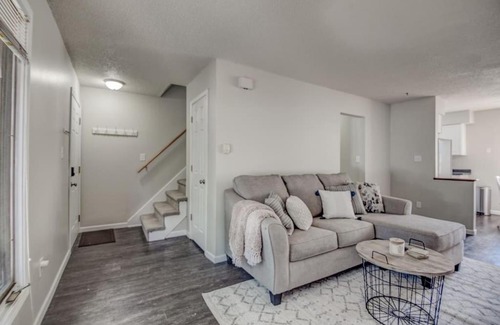 Clive House | Quiet Spacious Duplex in West Des Moines