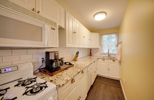St. Charles Cottage | Quiet St Charles Cottage w/Patio & 4 Acres