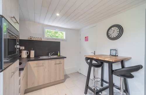 Saint-Jean-le-Blanc Apartment | Quiet studio in the St Marceau district