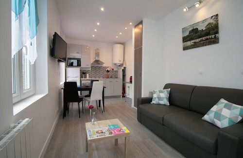 Saint-Quentin Apartment | Quiet studio with courtyard view - wifi, terrace and free parking