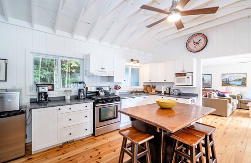 Huntsville Cottage | Quiet, sunny getaway located centrally in the heart of Muskoka.