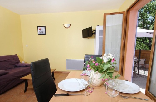 Salavas Cottage | Quiet surrounded by nature, heated pool - Gîte Le tournesol