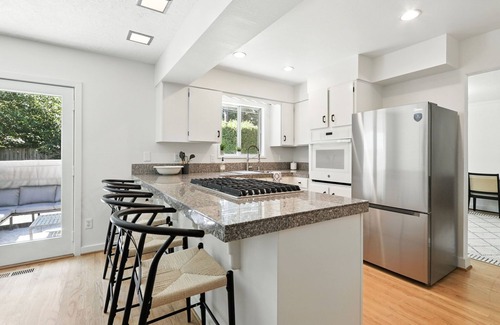 Ellsworth House | Quiet & Updated Vancouver Getaway Family & Pet Friendly. AC & WIFI