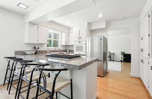 Ellsworth House | Quiet & Updated Vancouver Getaway Family & Pet Friendly. AC & WIFI