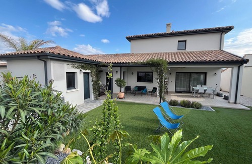 Montblanc Villa | Quiet villa with spa, very well located for visiting the region, beach 20 min away.