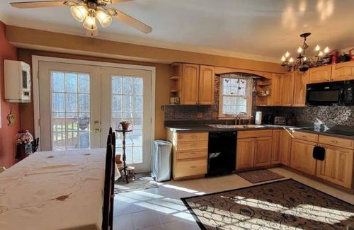 Manassas House | Quiet Wooded Retreat - Cohosted by Chau and John