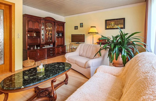 Berga/Elster House | Quietly located cottage on 1000sqm large property above the town of Berga.