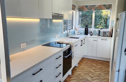 Tutukaka House | Quintessential Kiwi Bach right on the Beach !
