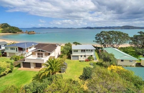 Tutukaka House | Quintessential Kiwi Bach right on the Beach !