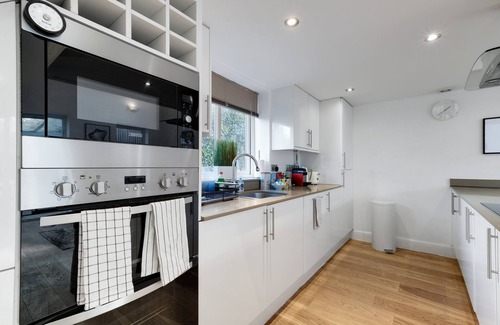 Edgware House | Quirky 3 Bdr 2 Bath Cottage with Parking