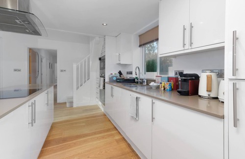 Edgware House | Quirky 3 Bdr 2 Bath Cottage with Parking