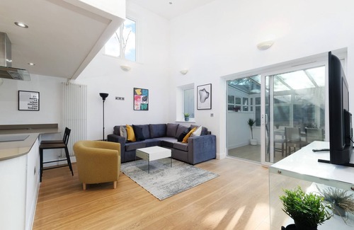 Edgware House | Quirky 3 Bdr 2 Bath Cottage with Parking