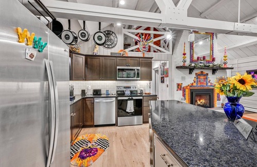 Lebanon Cabin | Quirky cabin retreat on 4 acres w spa, arcade rm, art&book loft - near Hershey
