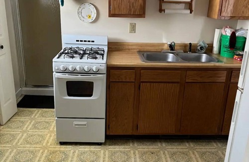 Warren Apartment | Quite and cozy apartment with AC in charming Warren