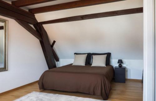 Marlenheim Apartment | Résidence 90 m2 lumineuse - cour intérieure alsacienne, balcon & parking