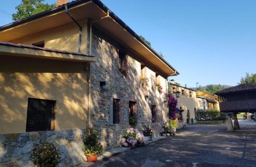 Lloreda House | Río España - Casa amplia con patio y barbacoa en Villaviciosa