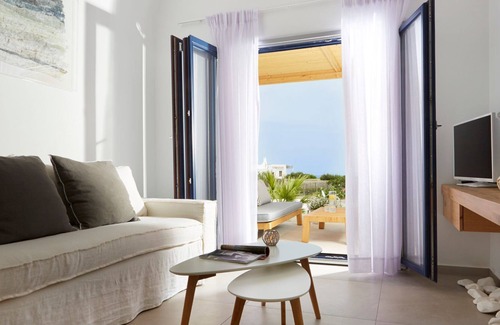 Exo Gialos Villa | R 1473 Ammos with Bottle of Wine upon Arrival, Pool View & Soundproof Windows.