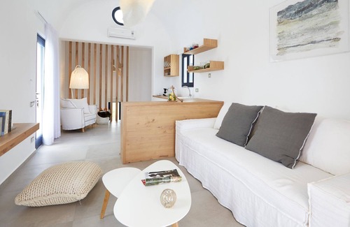 Exo Gialos Villa | R 1473 Ammos with Bottle of Wine upon Arrival, Pool View & Soundproof Windows.