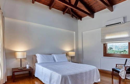 Malevizi Villa | R 854 Villa Large Private Infinity Pool ,Gym ,Vegetable Garden