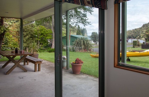 Rotoma House | R AND R LAKE HOUSE - LAKE ROTOEHU HOLIDAY HOME in Lake Rotoehu