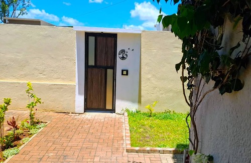Tombeau Bay Apartment | R GARDEN Villa 2 in quiet Baie du tombeau 2-bedroom apartment with kitchenette