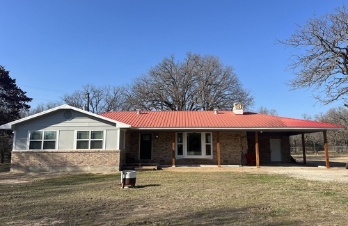 Calera House | R&M Red Roof Cabin - family friendly, fishing, FUN