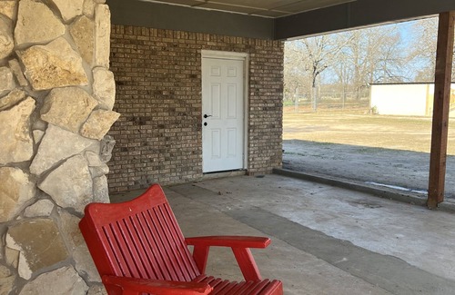Calera House | R&M Red Roof Cabin - family friendly, fishing, FUN