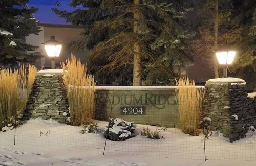 East Kootenay House | R&R Relaxation Ridge, Private Hot Tub, Spacious
