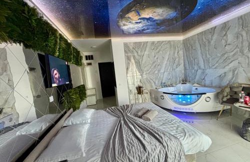 Baia Mare Apartment | R U B I room by 50 shades