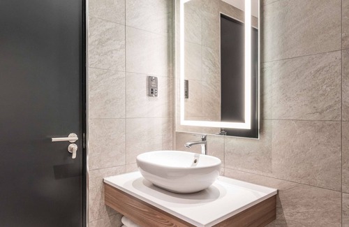 Heathrow Villages Hotel | Radisson RED Hotel London Heathrow