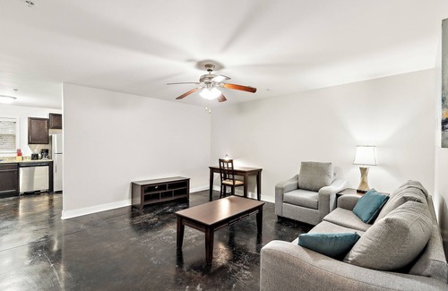 Clarksville Apartment | Railton - B6 I Townhome I Driveway