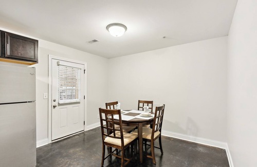 Clarksville Apartment | Railton - B6 I Townhome I Driveway