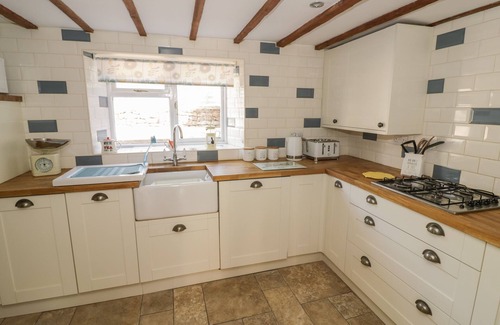 Cinderford Cottage | RAINFOREST COTTAGE, pet friendly, with a garden in Ruspidge
