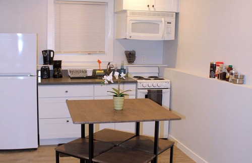 Brighton House | Rainier Guesthouse (Walk to Metro)