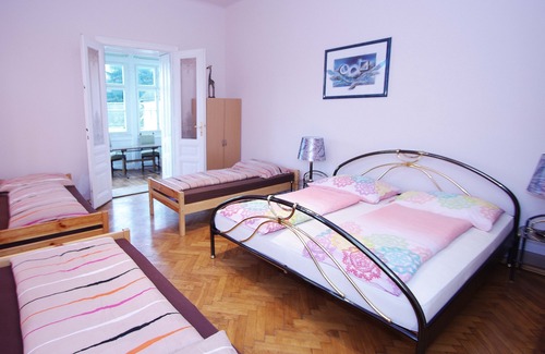 Pressbaum Apartment | Raisa big 2 ci. Apartment with large terrace and kitchen
