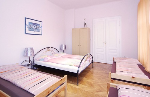 Pressbaum Apartment | Raisa big 2 ci. Apartment with large terrace and kitchen