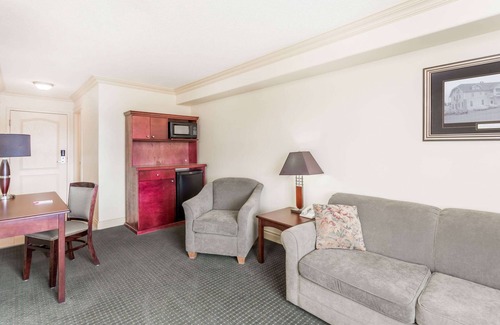 Hinton Hotel | Ramada by Wyndham Hinton