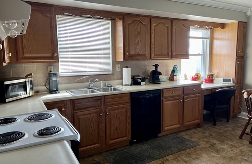 London House | Ranch home American Spa hot tub for 6, sleep number bed , pool table, smart tvs!