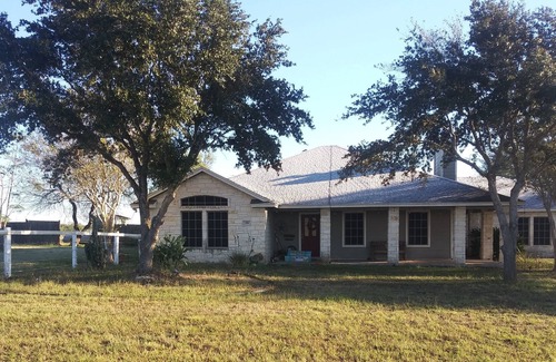 Dinero House | Ranchette by the lake just a short drive to the beach