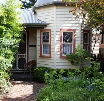 Golden Point House | Rapunzels Cottage 1br Fairytale Studio Stay
