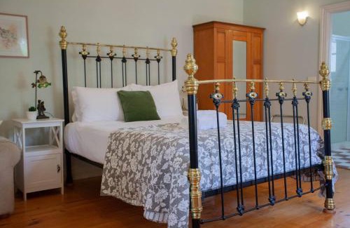 Golden Point House | Rapunzels Cottage 1br Fairytale Studio Stay