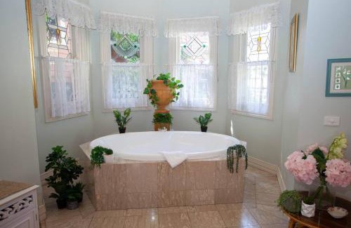 Golden Point House | Rapunzels Cottage 1br Fairytale Studio Stay