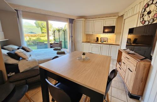 Duingt Apartment | Rare : au bord du lac d’Annecy, cosy appartement en rez de jardin avec terrasse privative